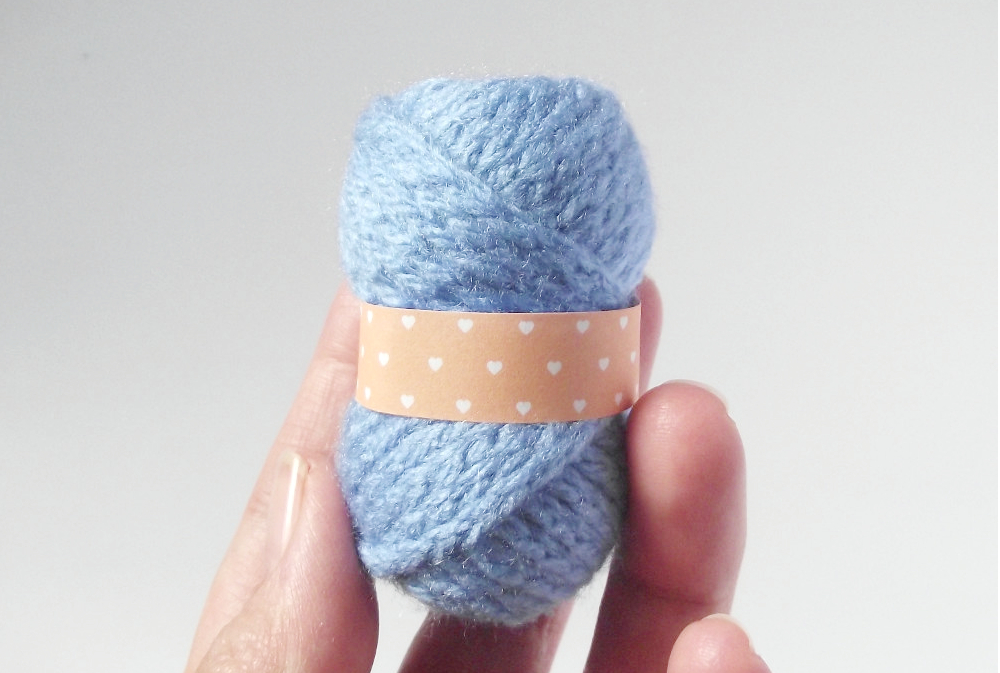 Crocheted fake skein of yarn01