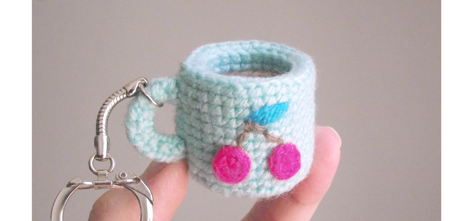 Tiny amigurumi cup - Free crochet pattern - Petits Pixels