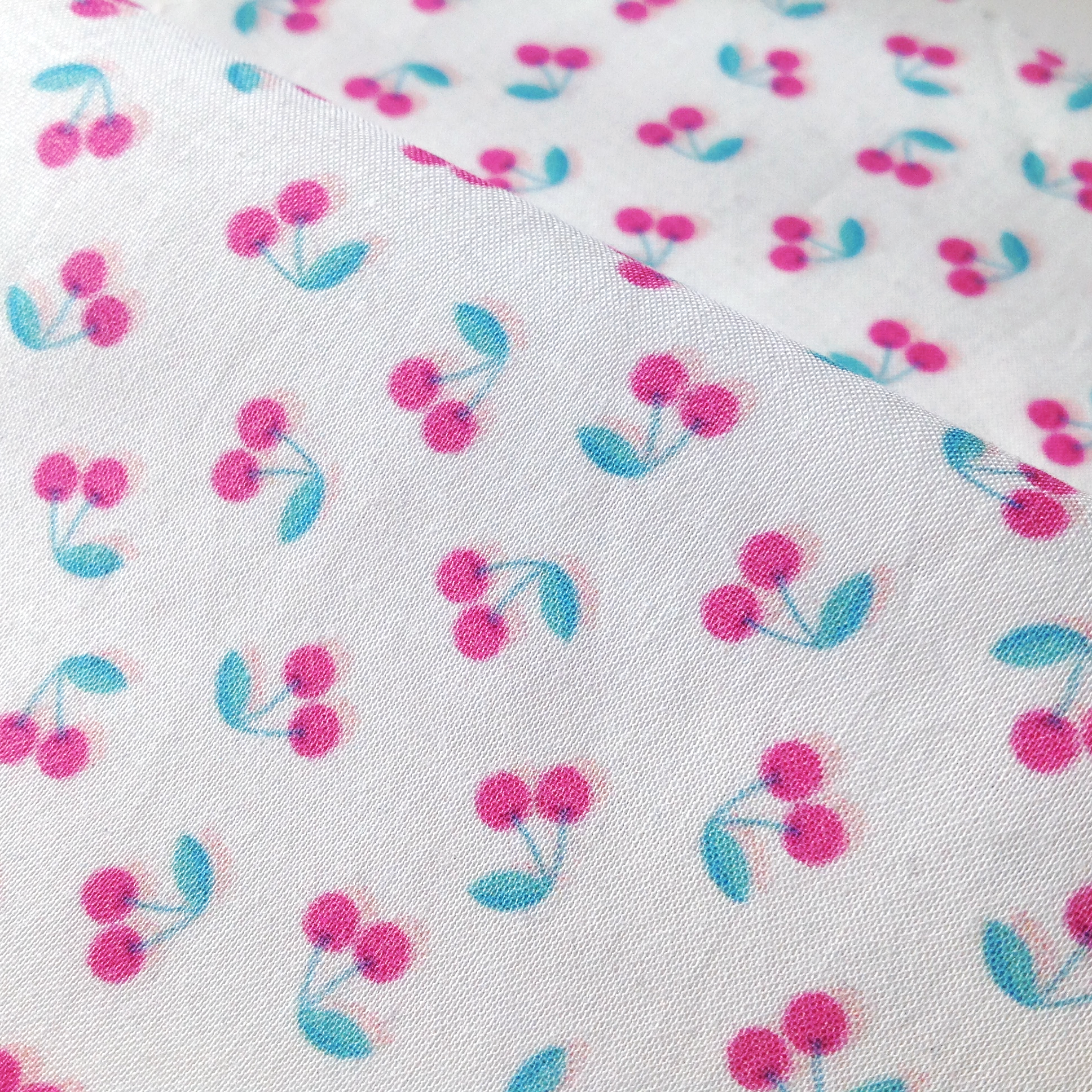 Tissu mini cerises roses sur fond blanc